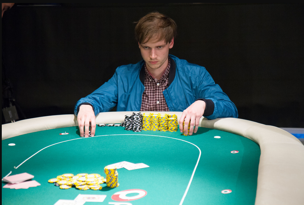 Un parior de poker care aplică strategie de joc